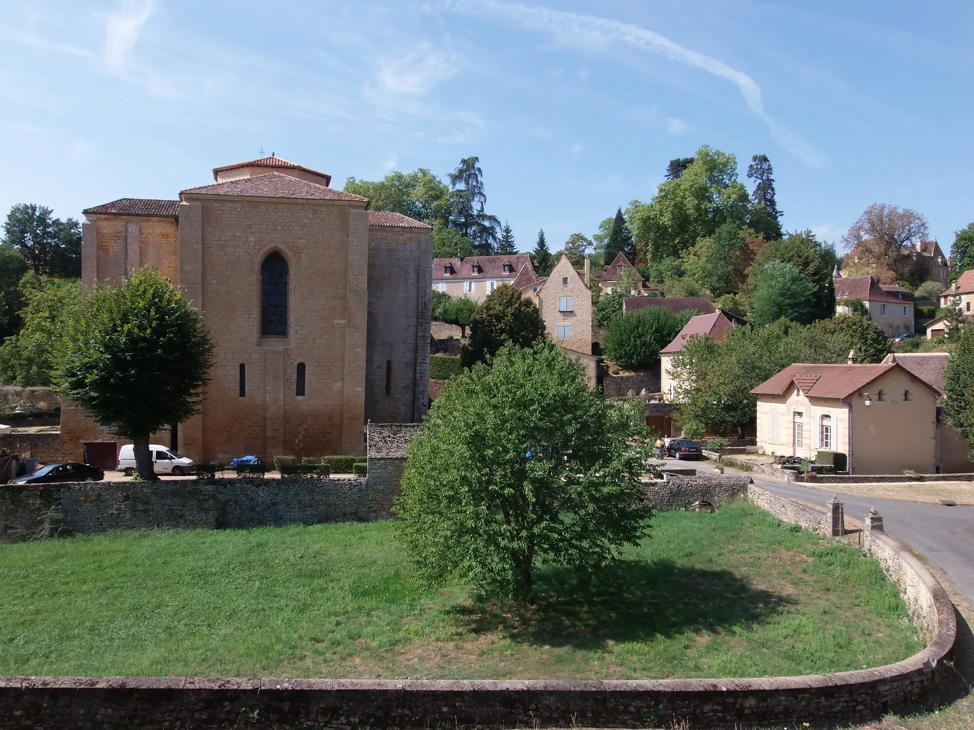 L'abbatiale Saint-Martial de Paunat et les maisons du village