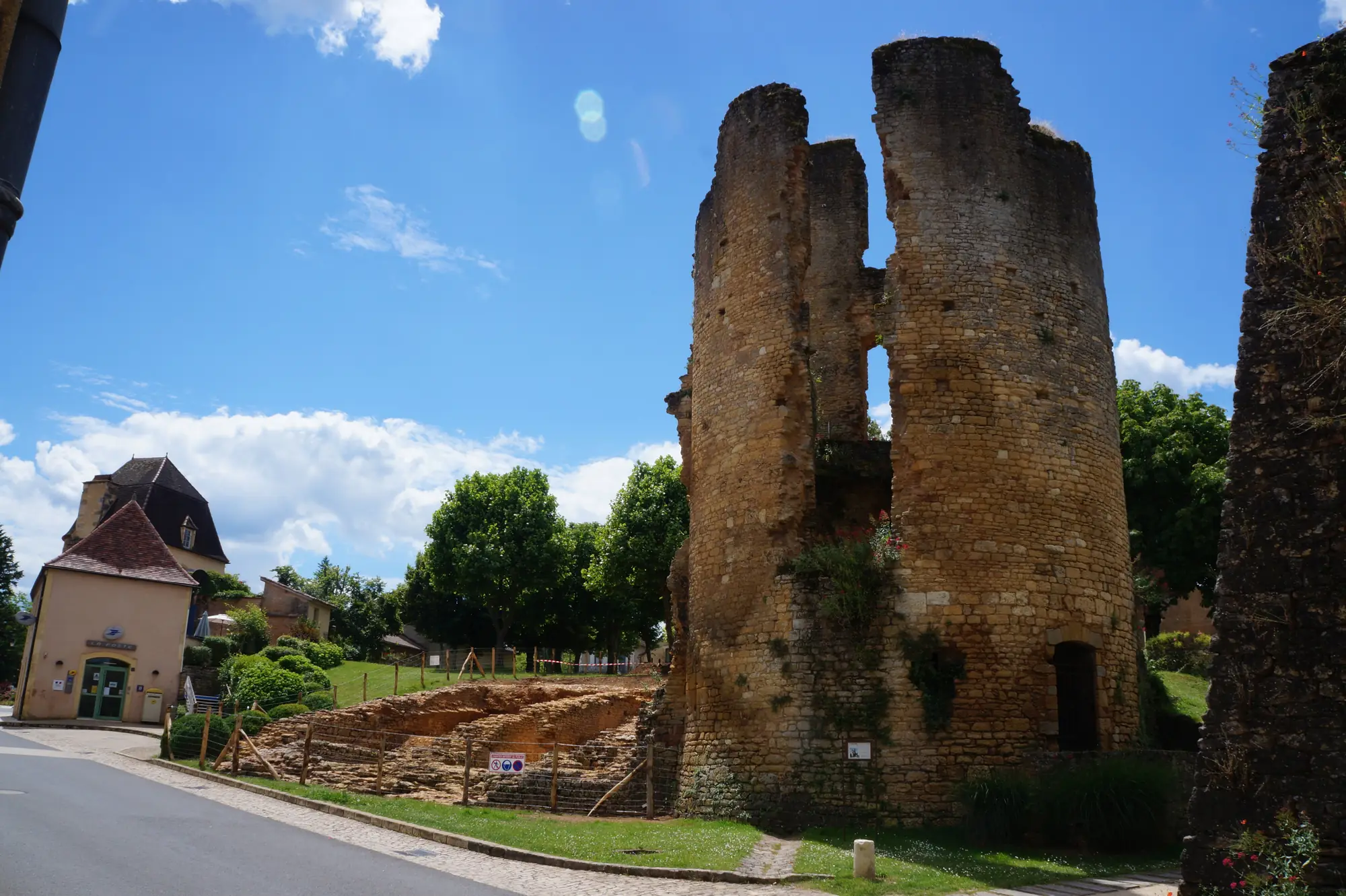 La grande tour ronde, vestige du château de Sainte-Alvère, au cœur du village