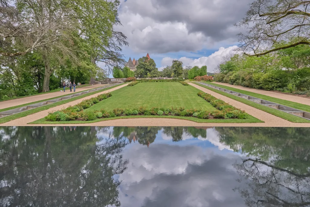 Le jardin à la française du château des Milandes au printemps, avec son miroir d'eau