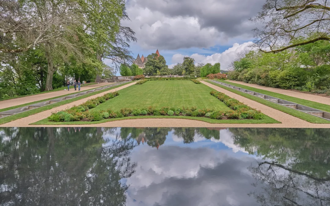 Le jardin à la française du château des Milandes au printemps, avec son miroir d'eau