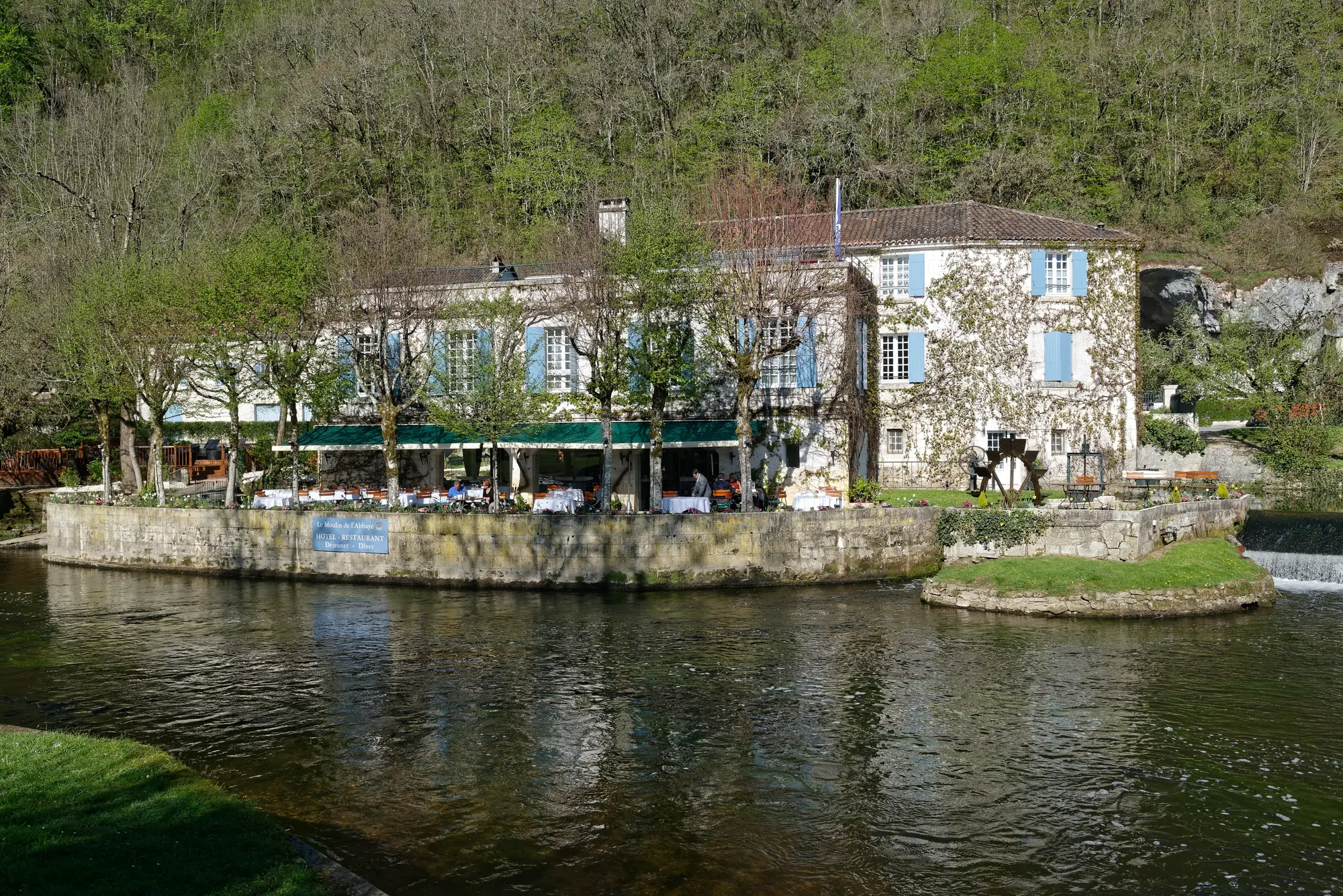 Le moulin de l'Abbaye au bord de la Dronne, à Brantôme