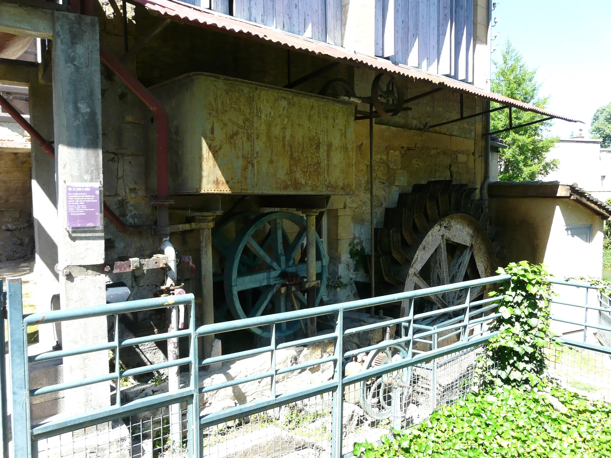 Les roues du moulin à papier de la Rouzique, à Couze-et-Saint-Front