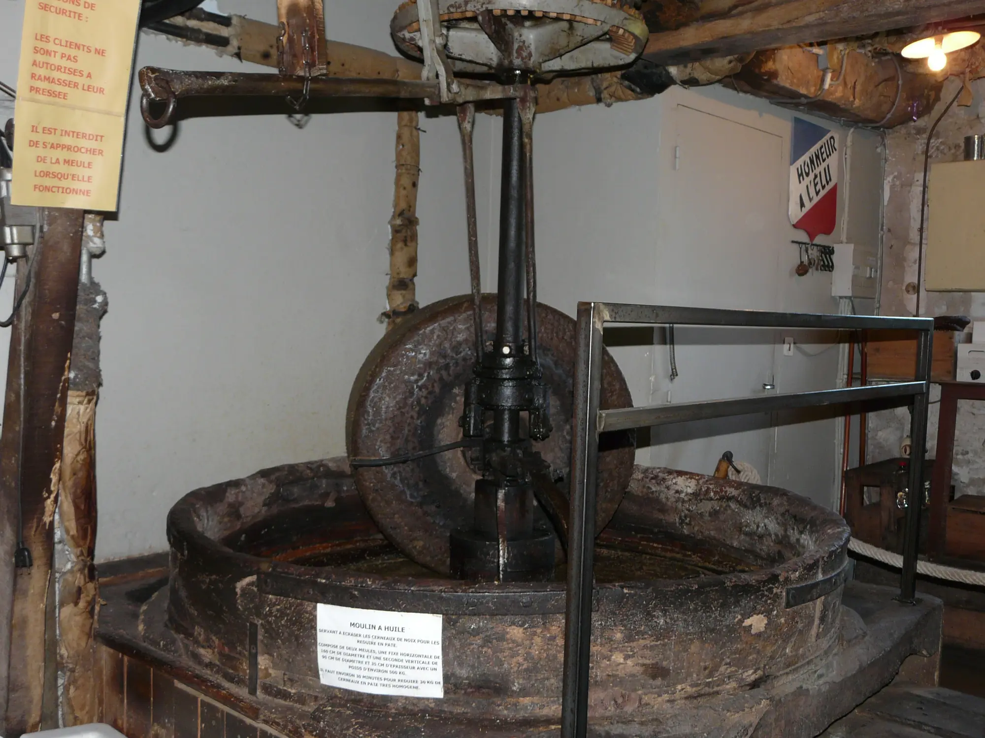 La meule verticale du moulin à huile de noix de la Veyssière, à Neuvic