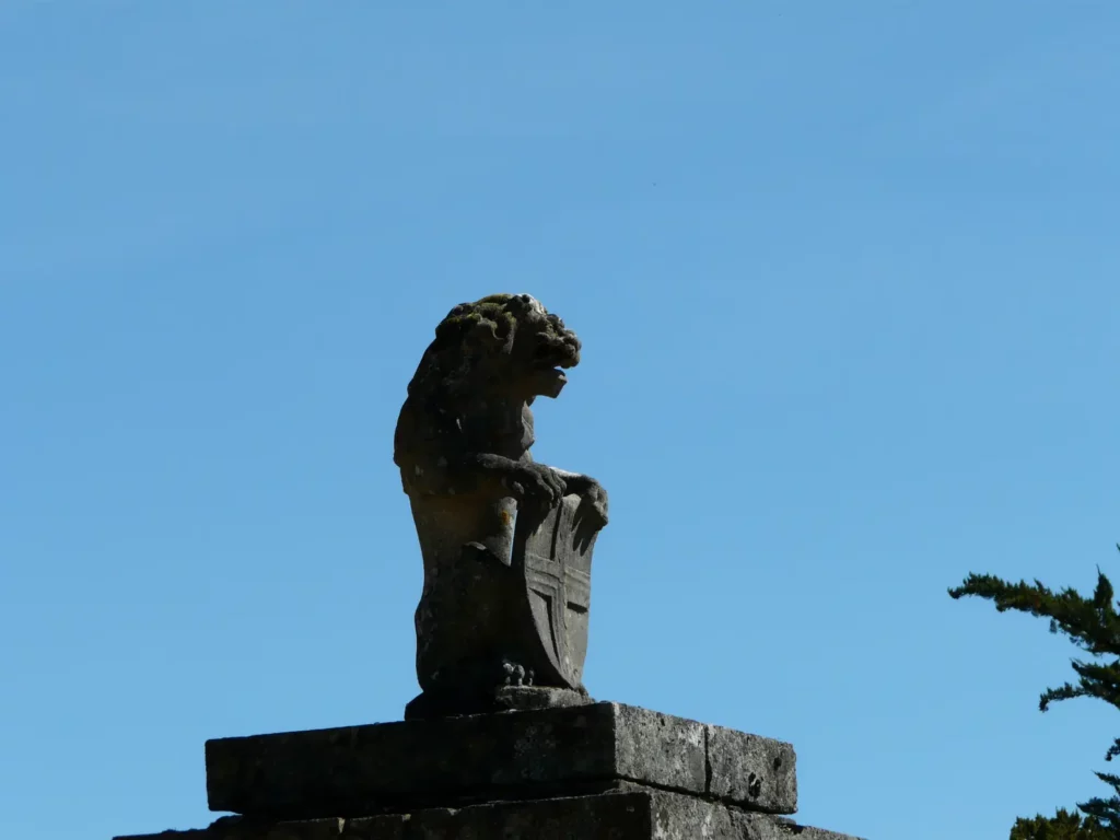 Musée Napoléon du château de la Pommerie — statue ornant le portail du château