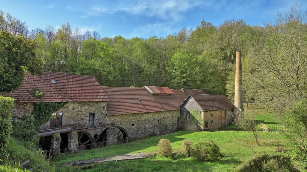 La papeterie de Vaux à Payzac, ses roues hydrauliques et sa cheminée de brique, au bord des bois