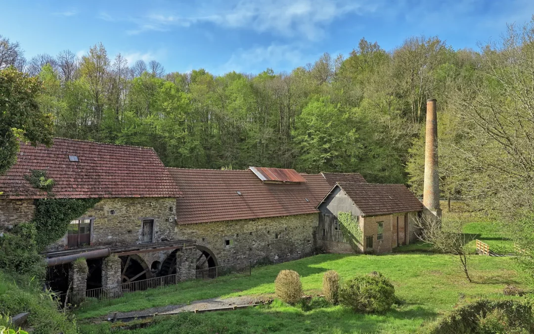 La papeterie de Vaux à Payzac, ses roues hydrauliques et sa cheminée de brique, au bord des bois
