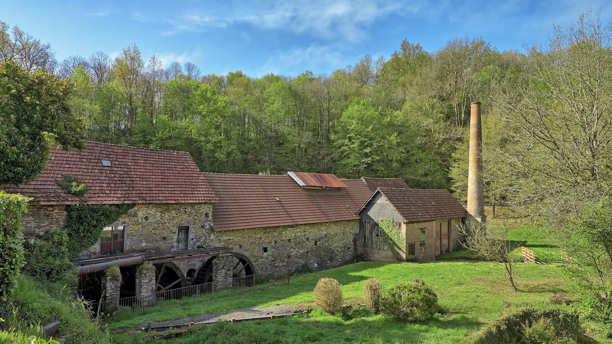 La papeterie de Vaux à Payzac, ses roues hydrauliques et sa cheminée de brique, au bord des bois