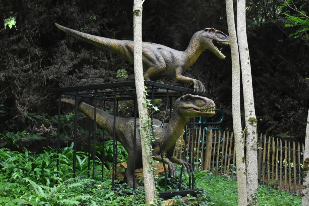 Parc aux dinosaures du Conquil — dinosaures carnivores reconstitués dans le sous-bois du parc