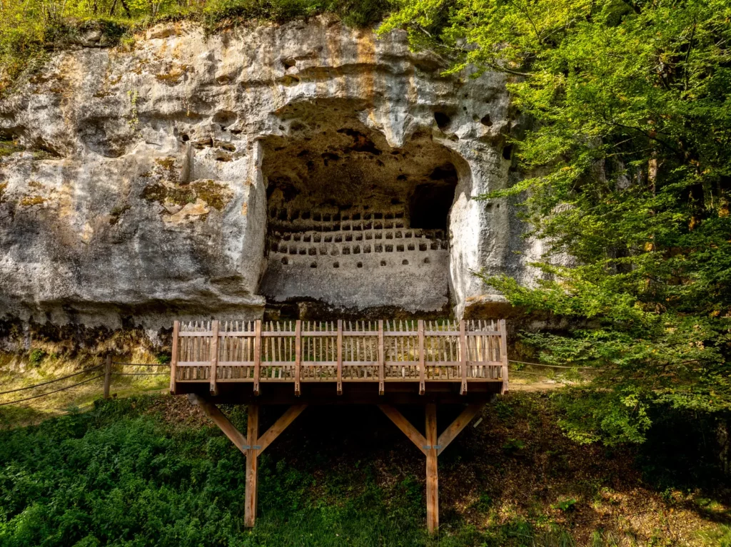 Parc aux dinosaures du Conquil — pigeonnier troglodytique de la falaise du Conquil, sur le même domaine