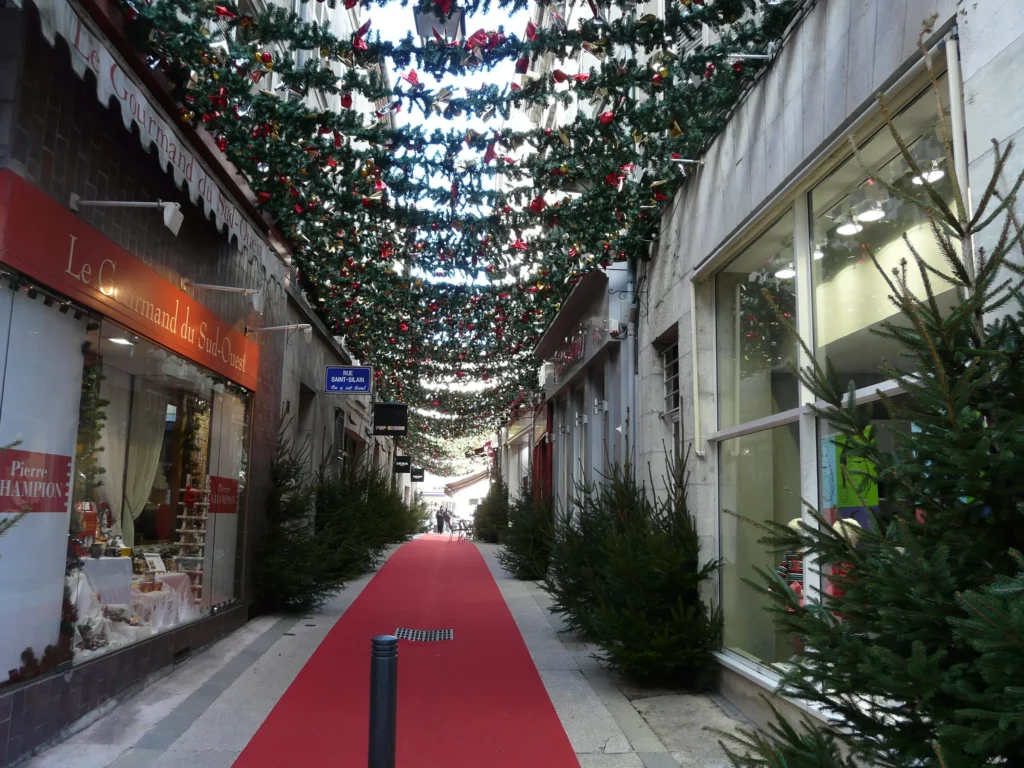Rue Saint-Silain à Périgueux sous les guirlandes de Noël, bordée de sapins