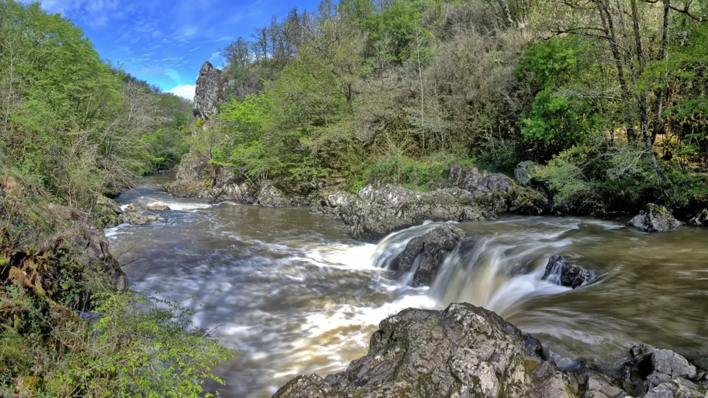 Le Saut Ruban, où l'Auvézère bouillonne entre les rochers de ses gorges, à Saint-Mesmin