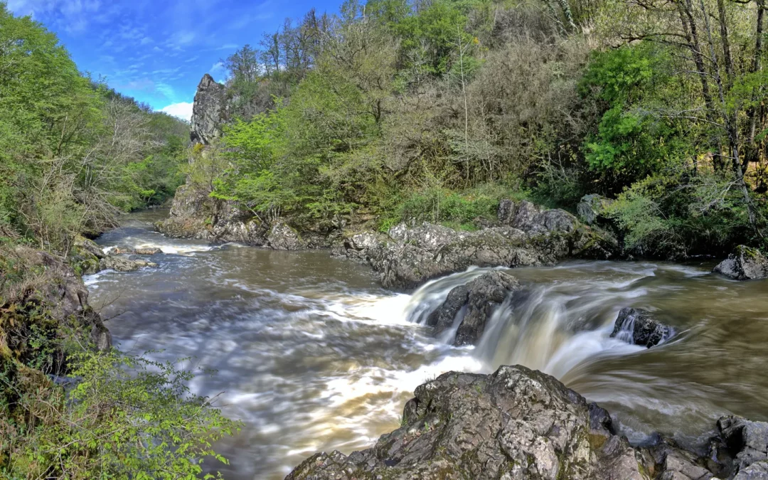 Le Saut Ruban, où l'Auvézère bouillonne entre les rochers de ses gorges, à Saint-Mesmin