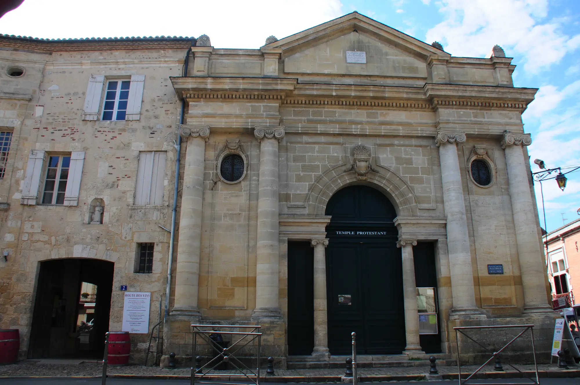 La façade à colonnes du temple protestant de Bergerac, place Cayla