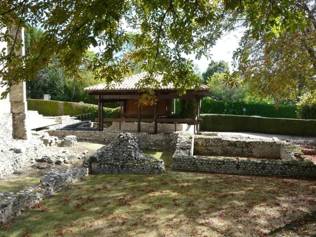 Villa gallo-romaine de Montcaret — les ruines gallo-romaines à côté de l’église de Montcaret