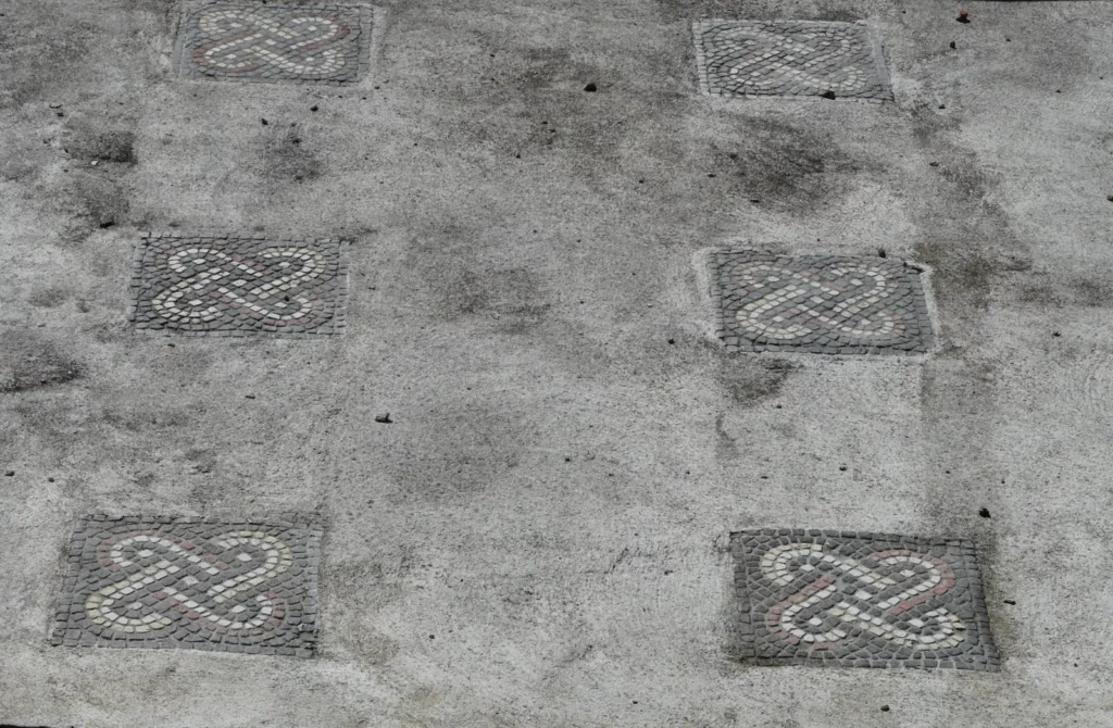 Villa gallo-romaine de Montcaret — mosaïque à nœuds de Salomon dans la galerie est de la villa